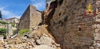 Crollo di un tratto delle mura medievali a Volterra, un ferito