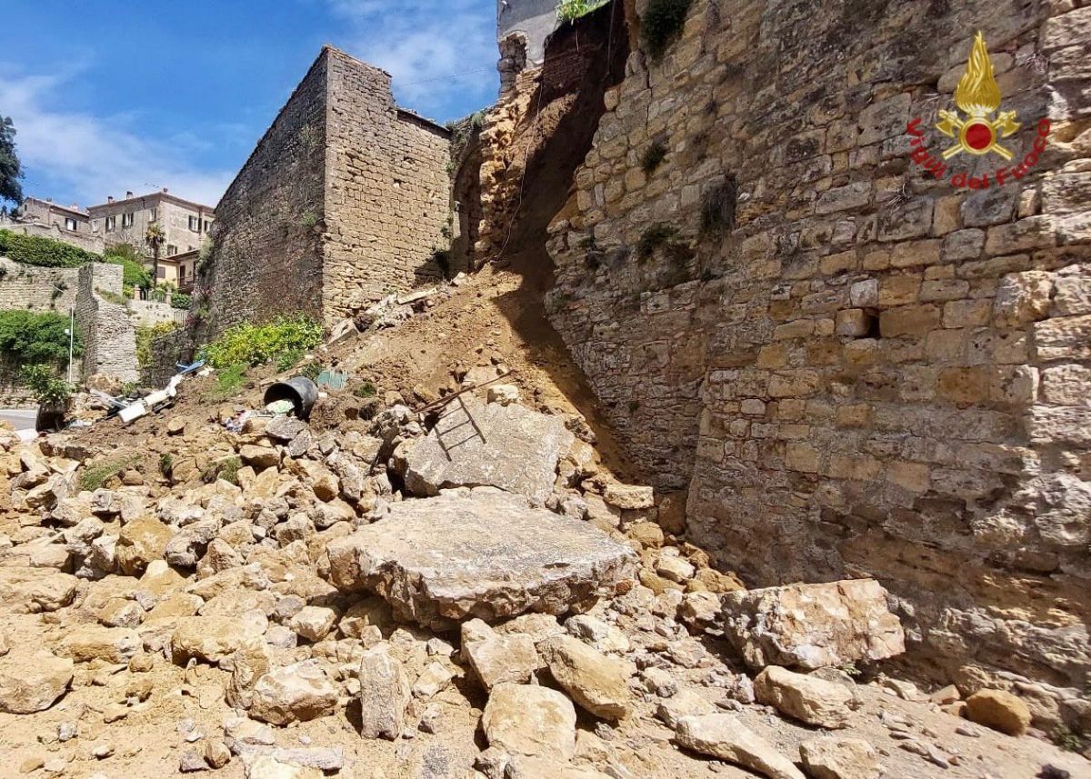 Crollo di un tratto delle mura medievali a Volterra, un ferito