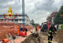 Incidenti sul lavoro, in salvo operaio sommerso dai detriti a Lainate