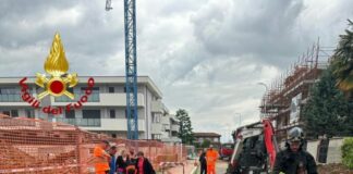 Incidenti sul lavoro, in salvo operaio sommerso dai detriti a Lainate