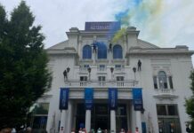 Milano, un flash mob inaugura il Teatro Nazionale Italiana Assicurazioni