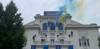 Milano, un flash mob inaugura il Teatro Nazionale Italiana Assicurazioni