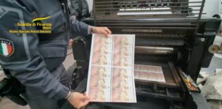 Scoperta a Napoli banda di falsari, sette arrestati
