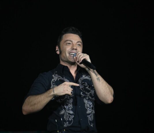 Sanremo 2026, l’annuncio di Carlo Conti: “Tiziano Ferro superospite della prima serata” / Video