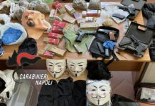 Armi, droga e maschere di “V per vendetta” sequestrate a Napoli