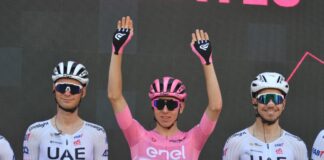 A Kooij lo sprint di Napoli, Pogacar resta leader del Giro