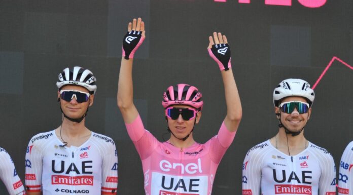 A Kooij lo sprint di Napoli, Pogacar resta leader del Giro