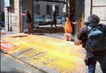 Blitz attivisti di Ultima Generazione in via del Corso a Roma
