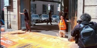Blitz attivisti di Ultima Generazione in via del Corso a Roma