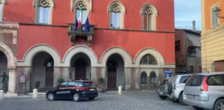 Sesso in cambio di aiuti economici, arrestato funzionario comunale di Campagnano