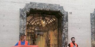 Blitz attivisti di Ultima Generazione in via Condotti a Roma