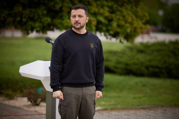 Slavutych, Il presidente ucraino Volodymyr Zelenskyy e la moglie Olena Zelenska visitano il monumento alle vittime del disastro della centrale nucleare di Chernobyl del 1986 in occasione del 38° anniversario della catastrofe