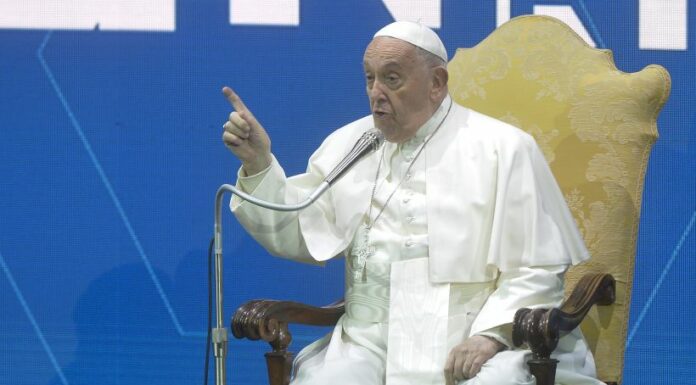 Papa “Il futuro non è solo dei leader ma nelle mani dei popoli”