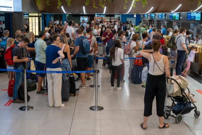 Folla di passeggeri all aeroporto di Linate