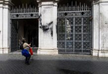 Roma, attivisti ambientalisti spruzzano carbone su Ministero Giustizia