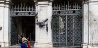 Roma, attivisti ambientalisti spruzzano carbone su Ministero Giustizia