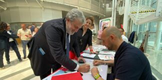 Emiliano firma i quattro referendum sul lavoro della Cgil