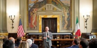 السفير الأمريكي يلتقي المدرسة السياسية “العيش في المجتمع”