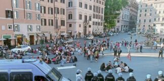 Flash mob di Ultima Generazione in piazza Barberini a Roma