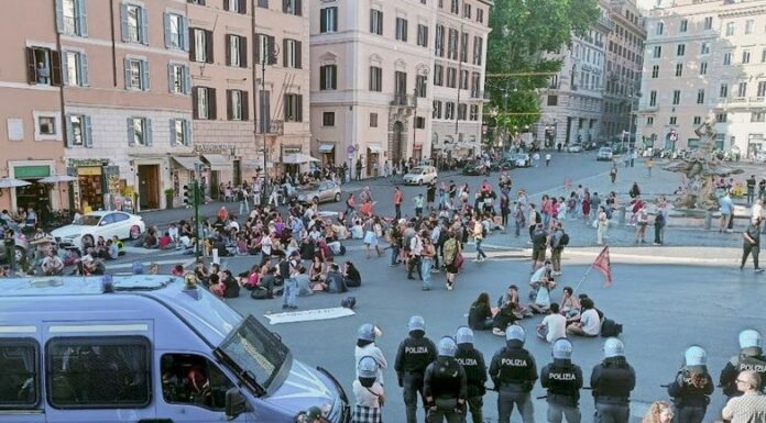 Flash mob di Ultima Generazione in piazza Barberini a Roma