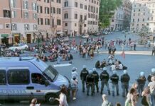 Flash mob di Ultima Generazione in piazza Barberini a Roma