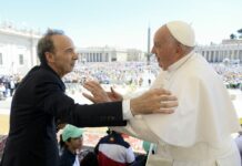 Alla Giornata Mondiale dei Bambini l’abbraccio di Benigni al Papa