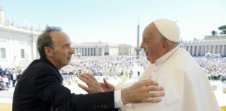 Alla Giornata Mondiale dei Bambini l’abbraccio di Benigni al Papa