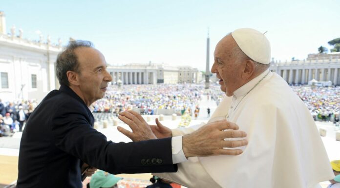 Alla Giornata Mondiale dei Bambini l’abbraccio di Benigni al Papa