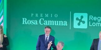 Lombardia, Umberto Bossi riceve il premio Rosa Camuna