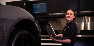 JLR forma colleghi e partner su produzione di auto elettriche di lusso