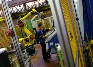 In Italia operai e impiegati sono sempre più anziani, l’età media sfiora 42 anni