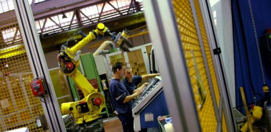 In Italia operai e impiegati sono sempre più anziani, l’età media sfiora 42 anni