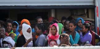 Diminuiscono le partenze dei migranti dalla Libia, ma aumentano i rifugiati nel paese