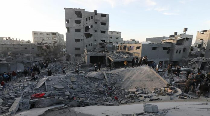Striscia di Gaza: la gente del posto ispeziona i danni causati alle case dei cittadini a seguito dei bombardamenti israeliani che hanno preso di mira il nuovo campo di Nuseirat