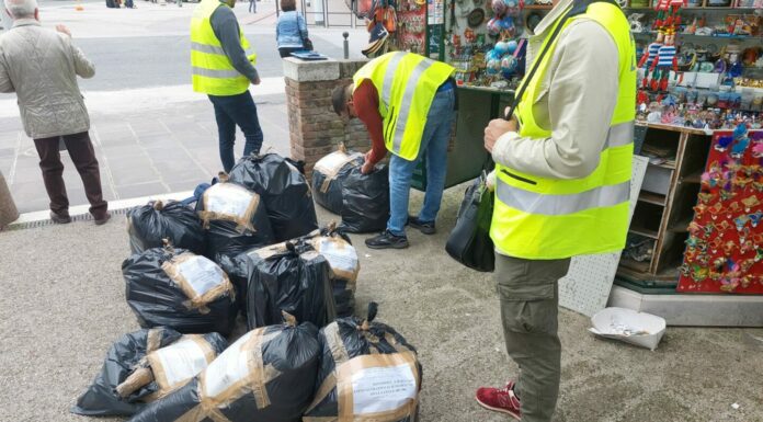 Banchetti fuori misura, a Venezia polizia locale sequestra 1.200 articoli