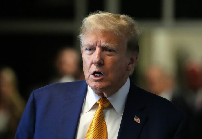 New York, il giudice del processo su Stormy Daniels contro Donald Trump lo ha nuovamente multato per aver infranto l'ordine di silenzio e sta valutando di incarcerarlo
