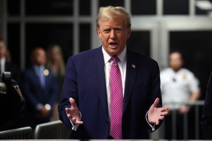 New York, Max Azzarello, l'uomo che si è dato fuoco fuori dal tribunale del processo a Donald Trump