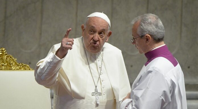 Papa “Democratica è quella società in cui c’è davvero posto per tutti”