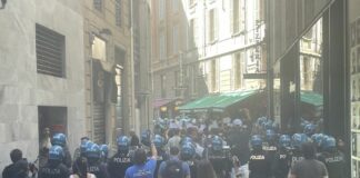 Europee, tensioni manifestanti-polizia a comizio Lega a Milano