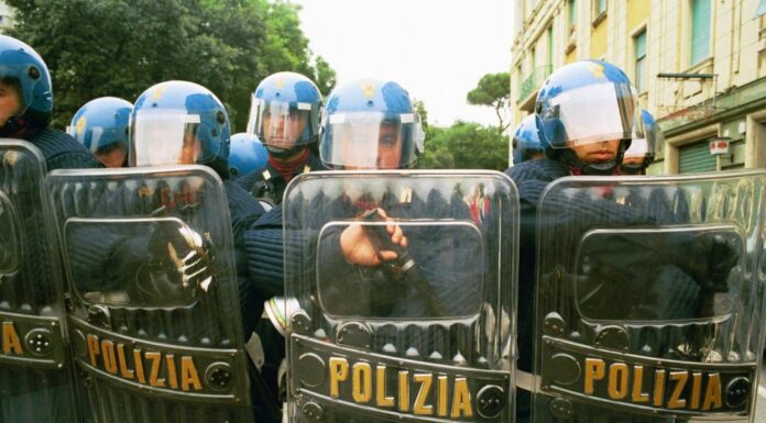 Scontri a Bologna durante gli sgomberi, 23 misure per membri collettivi