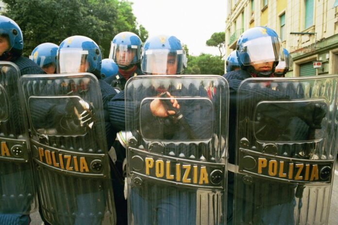 FOTO ARCHIVIO, ANNIVERSARIO DEL G8, Il 21 luglio ricorre il 20esimo anniversario degli scontri durante le manifestazioni contro il G8 di Genova. Foto delle dimostrazioni, arresti, l'irruzione alla Scuola Diazi ,e uccisione di Carlo Giuliani