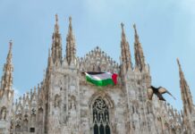 Milano, Apuzzo espone bandiera Palestina su facciata del Duomo
