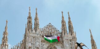 Milano, Apuzzo espone bandiera Palestina su facciata del Duomo