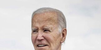 Biden commemora il D-Day “Dobbiamo difendere la democrazia”