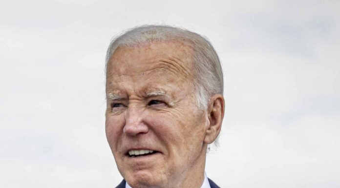 Biden commemora il D-Day “Dobbiamo difendere la democrazia”