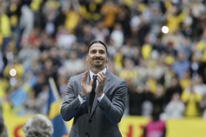 Stoccolma, Zlatan Ibrahimovic premiato per la sua carriera in Nazionale durante la partita Svezia - Serbia