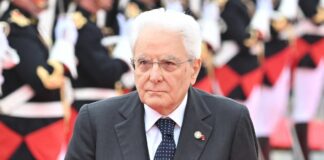 Mattarella consegna il tricolore per Parigi 2024