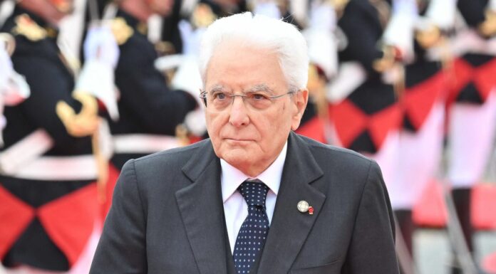 Mattarella consegna il tricolore per Parigi 2024