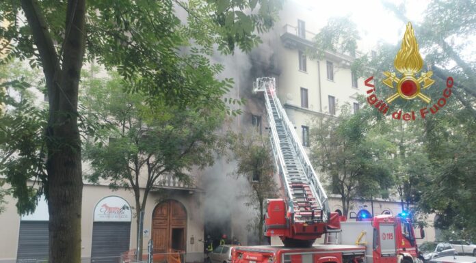 Incendio in una palazzina a Milano, tre morti e tre feriti