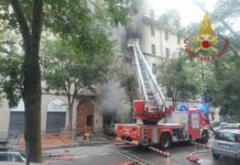 Incendio in una palazzina a Milano, tre morti e tre feriti
